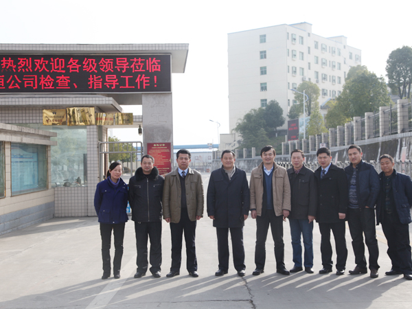 1中聯(lián)重科品質(zhì)管理部部長(zhǎng)、評(píng)審組組長(zhǎng)張?chǎng)危ㄗ笕⒓押愎究偨?jīng)理?xiàng)钣烂鳎ㄗ笏模⒅新?lián)重科總經(jīng)理劉贛榮(左五)、中聯(lián)重科生